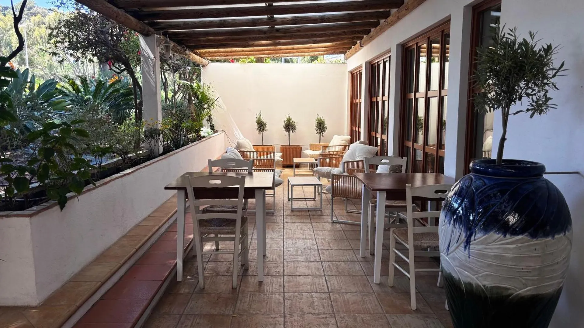 Hotel La Bastide Le Lavandou 2*,
